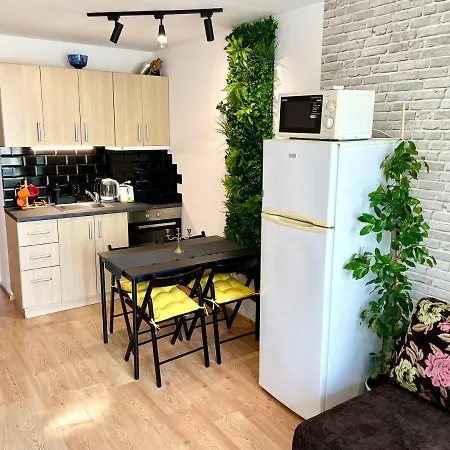 Budget First Sea Line Apt. Flora