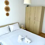 Budget First Sea Line Apt. Flora Apartment