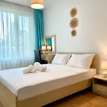 Apartment First Sea Line Flora, Next To The