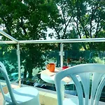 Budget First Sea Line Apt. Flora