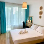 Apartment First Sea Line Flora, Next To The
