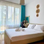 Apartment First Sea Line Flora, Next To The