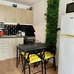 Budget First Sea Line Apt. Flora Apartment