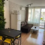 Budget First Sea Line Apt. Flora Apartment