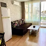 Apartment First Sea Line Flora, Next To The Pomorie