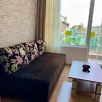 Apartment First Sea Line Flora, Next To The
