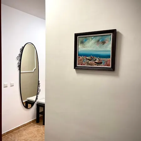 Budget First Sea Line Apt. Flora 아파트 *