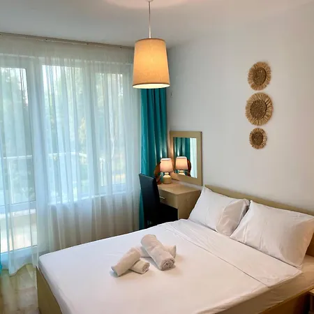 Budget First Sea Line Apt. Flora 아파트