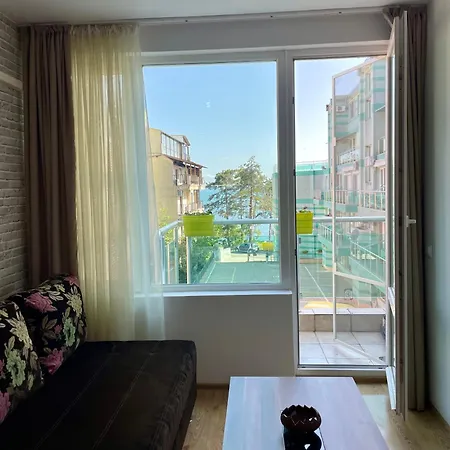 Budget First Sea Line Apt. Flora 아파트