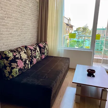 Апартамент First Sea Line Flora, Next To The