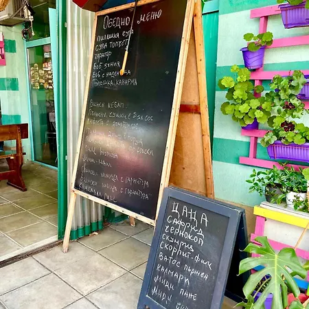 Budget First Sea Line Apt. Flora