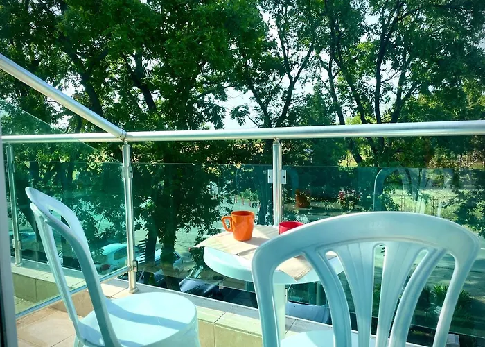 Budget First Sea Line Apt. Flora